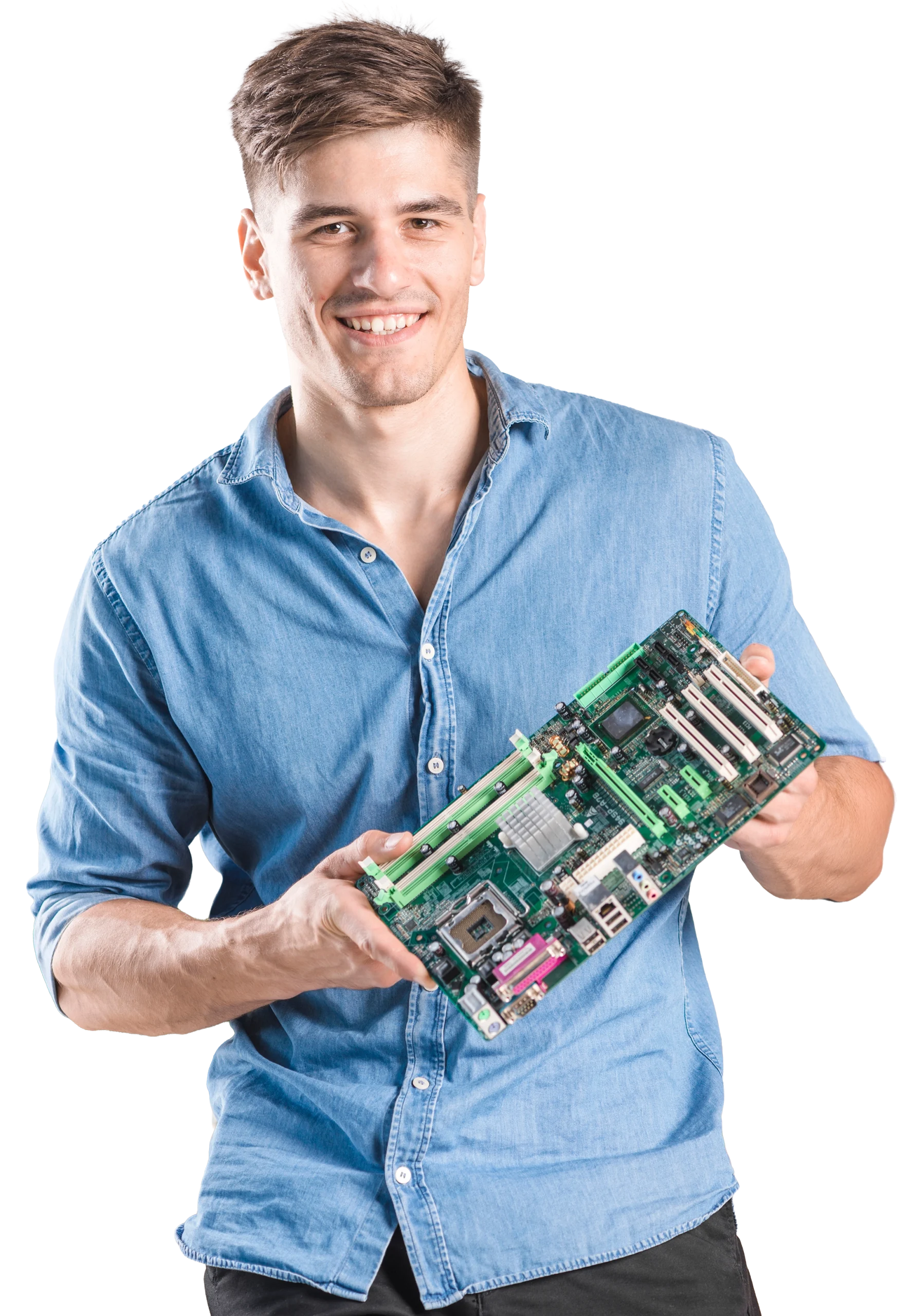 Técnico con una placa madre, imagen original de Tecnoland
